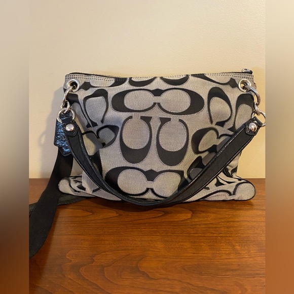 EUC Coach Poppy,shoulder/crossover bag black, gray, silver no callouts. 10 x 13“ - Picture 5 of 9